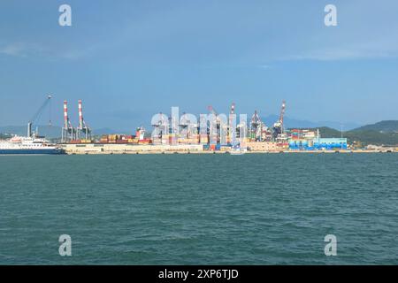 Gru e container presso il terminal container del porto di la Spezia, Italia Foto Stock