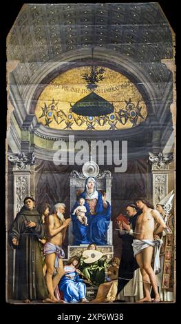 MADONNA E IL BAMBINO IN TRONO CON ANGELI CHE SUONANO MUSICA E SANTI FRANCESCO, GIOVANNI BATTISTA, LAVORO, DOMINIC, SEBASTIANO, E LUIGI DI TOLOSA (PALA DI SAN GIOBBE) Foto Stock