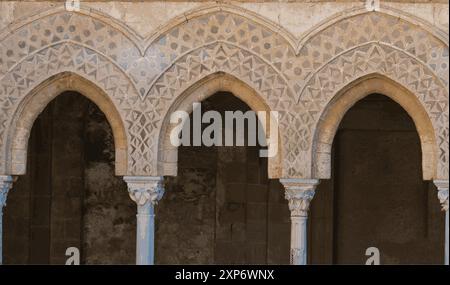 Vista del chiostro di Monreale vicino a Palermo Illustrazione Vettoriale