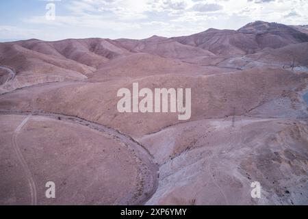 Deserto in Israele. Montagne e strade sullo sfondo. Superficie sabbiosa. Foto Stock