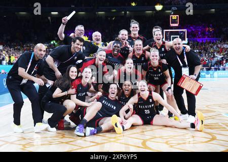 Lille, Francia. 4 agosto 2024. Le giocatrici di Belgian Cats festeggiano dopo una partita di basket tra il Giappone e la nazionale belga, i Belgian Cats, nella fase a gironi del torneo femminile ai Giochi Olimpici di Parigi 2024, domenica 4 agosto 2024 a Parigi, in Francia. I Giochi della XXXIII Olimpiade si svolgono a Parigi dal 26 luglio all'11 agosto. La delegazione belga conta 165 atleti in 21 sport. BELGA PHOTO VIRGINIE LEFOUR credito: Belga News Agency/Alamy Live News Foto Stock