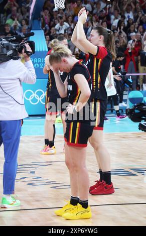 Lille, Francia. 4 agosto 2024. Le giocatrici di Belgian Cats festeggiano dopo una partita di basket tra il Giappone e la nazionale belga, i Belgian Cats, nella fase a gironi del torneo femminile ai Giochi Olimpici di Parigi 2024, domenica 4 agosto 2024 a Parigi, in Francia. I Giochi della XXXIII Olimpiade si svolgono a Parigi dal 26 luglio all'11 agosto. La delegazione belga conta 165 atleti in 21 sport. BELGA PHOTO VIRGINIE LEFOUR credito: Belga News Agency/Alamy Live News Foto Stock