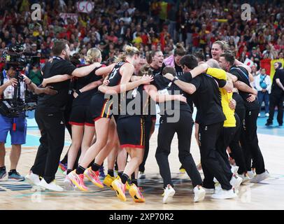 Lille, Francia. 4 agosto 2024. Le giocatrici di Belgian Cats festeggiano dopo una partita di basket tra il Giappone e la nazionale belga, i Belgian Cats, nella fase a gironi del torneo femminile ai Giochi Olimpici di Parigi 2024, domenica 4 agosto 2024 a Parigi, in Francia. I Giochi della XXXIII Olimpiade si svolgono a Parigi dal 26 luglio all'11 agosto. La delegazione belga conta 165 atleti in 21 sport. BELGA PHOTO VIRGINIE LEFOUR credito: Belga News Agency/Alamy Live News Foto Stock