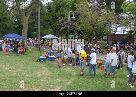 Toronto, ON, Canada - 3 agosto 2024: Il partecipante alla parata guarda la folla. Foto Stock