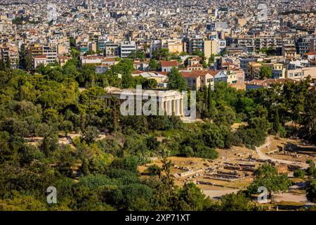 Atene, Grecia, 3 maggio 2024: Tempio di Efesto, Dio del fuoco e dell'artigianato, nelle antiche rovine greche dell'Agorà nel centro di Atene, Grecia Foto Stock