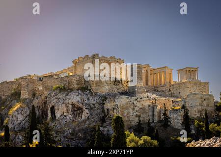 Atene, Grecia, 3 maggio 2024: La possente Acropoli UNESCO di Atene, nel centro di Atene, Grecia Foto Stock