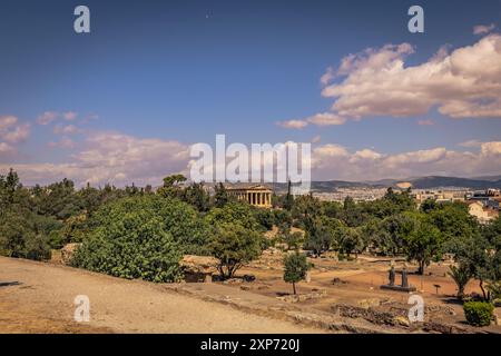 Atene, Grecia, 3 maggio 2024: Tempio di Efesto, Dio del fuoco e dell'artigianato, nelle antiche rovine greche dell'Agorà nel centro di Atene, Grecia Foto Stock