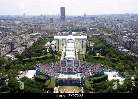 Una vista generale dello Stadio della Torre Eiffel, sede del Beach volley il nono giorno dei Giochi Olimpici di Parigi del 2024 in Francia. Data foto: Domenica 4 agosto 2024. Foto Stock