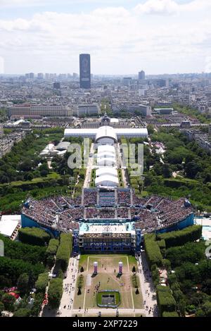 Una vista generale dello Stadio della Torre Eiffel, sede del Beach volley il nono giorno dei Giochi Olimpici di Parigi del 2024 in Francia. Data foto: Domenica 4 agosto 2024. Foto Stock