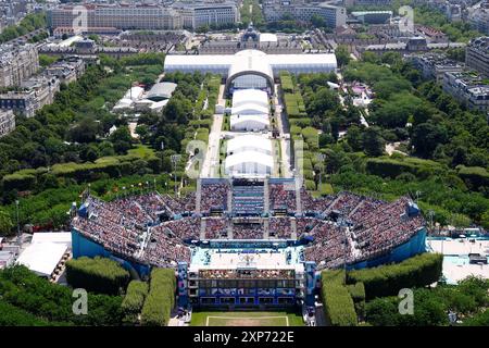 Una vista generale dello Stadio della Torre Eiffel, sede del Beach volley il nono giorno dei Giochi Olimpici di Parigi del 2024 in Francia. Data foto: Domenica 4 agosto 2024. Foto Stock