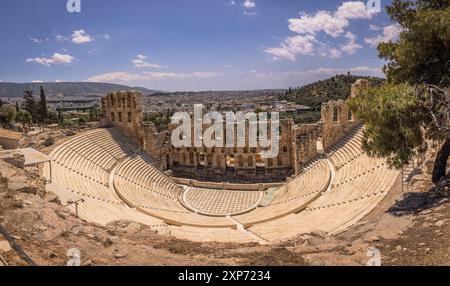 Atene, Grecia, 3 maggio 2024: La possente Acropoli UNESCO di Atene, nel centro di Atene, Grecia Foto Stock