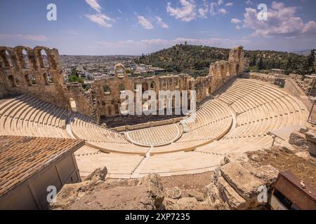 Atene, Grecia, 3 maggio 2024: La possente Acropoli UNESCO di Atene, nel centro di Atene, Grecia Foto Stock