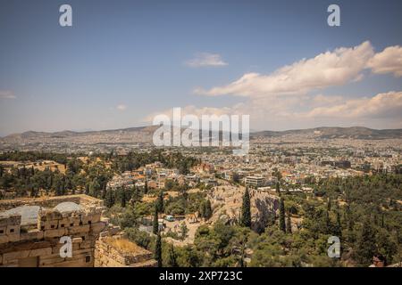 Atene, Grecia, 3 maggio 2024: La possente Acropoli UNESCO di Atene, nel centro di Atene, Grecia Foto Stock