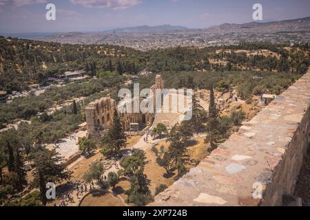 Atene, Grecia, 3 maggio 2024: La possente Acropoli UNESCO di Atene, nel centro di Atene, Grecia Foto Stock