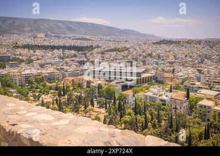 Atene, Grecia, 3 maggio 2024: La possente Acropoli UNESCO di Atene, nel centro di Atene, Grecia Foto Stock