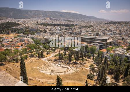 Atene, Grecia, 3 maggio 2024: La possente Acropoli UNESCO di Atene, nel centro di Atene, Grecia Foto Stock