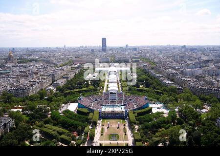 Una vista generale dello Stadio della Torre Eiffel, sede del Beach volley il nono giorno dei Giochi Olimpici di Parigi del 2024 in Francia. Data foto: Domenica 4 agosto 2024. Foto Stock