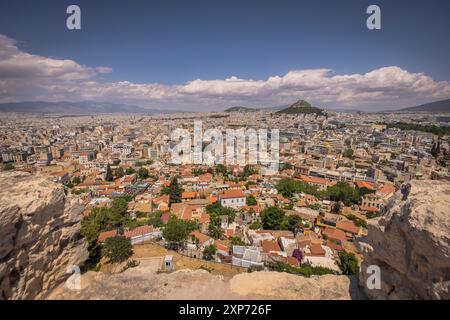 Atene, Grecia, 3 maggio 2024: La possente Acropoli UNESCO di Atene, nel centro di Atene, Grecia Foto Stock