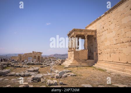 Atene, Grecia, 3 maggio 2024: La possente Acropoli UNESCO di Atene, nel centro di Atene, Grecia Foto Stock