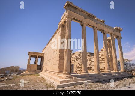 Atene, Grecia, 3 maggio 2024: La possente Acropoli UNESCO di Atene, nel centro di Atene, Grecia Foto Stock