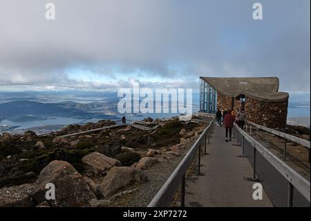 Una piattaforma in legno che conduce all'alta facciata in vetro del pinnacolo di osservazione per proteggere i visitatori anche dalle temperature gelide Foto Stock