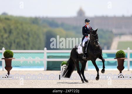 Versailles, Francia. 4 agosto 2024. Olympia, Parigi 2024, sport equestre, Dressage, individuale, infine, Charlotte Fry della Gran Bretagna cavalca Glamourdale. Crediti: Rolf Vennenbernd/dpa/Alamy Live News Foto Stock