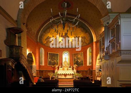 Luz-Saint-Sauveur Innenraum und Altar der Kirche Saint-AndrÃ oder Kirche der Templer a Luz-Saint-Sauveur, Pyrenäen, Frankreich, Europa la chiesa di Foto Stock