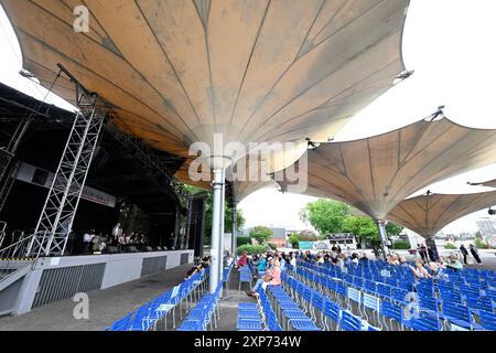 Colonia, Germania. 4 agosto 2024. Vista dell'area di Tanzbrunnen nel Rheinpark durante il 21° Festival della musica di Colonia. Crediti: Roberto Pfeil/dpa/Alamy Live News Foto Stock
