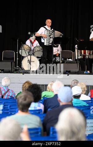 Colonia, Germania. 4 agosto 2024. L'orchestra di fisarmonica della Scuola di musica di Zöllner intrattiene il pubblico al Tanzbrunnen nel Rheinpark durante il 21° Festival di musica di Colonia. Crediti: Roberto Pfeil/dpa/Alamy Live News Foto Stock