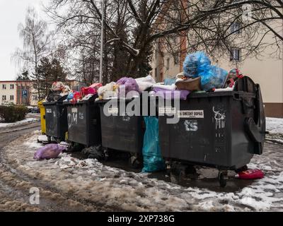 KARVINA, REPUBBLICA CECA - 24 DICEMBRE 2013: Bidoni della spazzatura pieni di spazzatura durante il periodo natalizio invernale Foto Stock