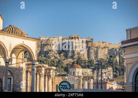 Atene, Grecia, 3 maggio 2024: La vivace piazza Monistiraki nel centro di Atene, Grecia Foto Stock