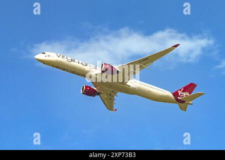 Londra, Inghilterra, Regno Unito - 28 aprile 2024: Airbus A350 (registrazione G-VNVR) della Virgin Atlantic Airways che sale dopo il decollo dall'aeroporto di Londra Heathrow Foto Stock