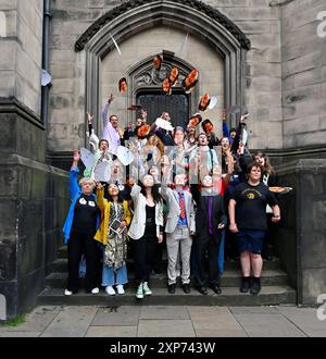 Edimburgo, Scozia, Regno Unito. 4 agosto 2024. Edinburgh Fringe: Un flashmob che indossa le maschere dell'iconica Lynn Benfield, l'assistente di Alan Partridge, sul Royal Mile, promuovendo la nuova commedia Lynn Faces della drammaturga Laura Horton raffigurata in prima fila con giacca bianca. Mostra alla sala principale di Summerhall, luogo 26, da stasera. Crediti: Craig Brown/Alamy Live News Foto Stock