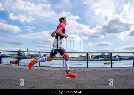 28 luglio 2024, T100 Triathlon World Series MEN's Race, London Docklands, UK. Sam Long degli Stati Uniti sulla corsa della corsa. Foto Stock