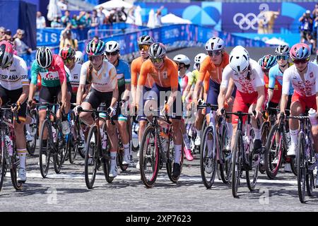 PARIGI, FRANCIA - 4 AGOSTO: Ellen van Dijk dei Paesi Bassi, Demi Vollering dei Paesi Bassi, Marianne Vos dei Paesi Bassi, Lorena Wiebes dei Paesi Bassi che gareggia nella gara di strada femminile durante il giorno 9 di Cycling Road - Giochi Olimpici Parigi 2024 al Trocadero il 4 agosto 2024 a Parigi, Francia. (Foto di Andre Weening/Orange Pictures) Foto Stock