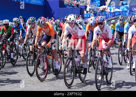 PARIGI, FRANCIA - 4 AGOSTO: Ellen van Dijk dei Paesi Bassi, Demi Vollering dei Paesi Bassi, Marianne Vos dei Paesi Bassi, Lorena Wiebes dei Paesi Bassi che gareggia nella gara di strada femminile durante il giorno 9 di Cycling Road - Giochi Olimpici Parigi 2024 al Trocadero il 4 agosto 2024 a Parigi, Francia. (Foto di Andre Weening/Orange Pictures) Foto Stock