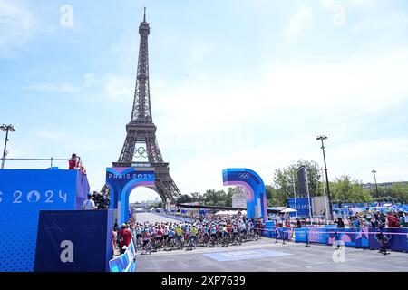 PARIGI, FRANCIA - 4 AGOSTO: Ellen van Dijk dei Paesi Bassi, Demi Vollering dei Paesi Bassi, Marianne Vos dei Paesi Bassi, Lorena Wiebes dei Paesi Bassi che gareggia nella gara di strada femminile durante il giorno 9 di Cycling Road - Giochi Olimpici Parigi 2024 al Trocadero il 4 agosto 2024 a Parigi, Francia. (Foto di Andre Weening/Orange Pictures) Foto Stock