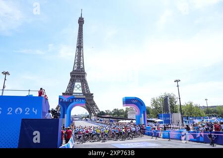 PARIGI, FRANCIA - 4 AGOSTO: Ellen van Dijk dei Paesi Bassi, Demi Vollering dei Paesi Bassi, Marianne Vos dei Paesi Bassi, Lorena Wiebes dei Paesi Bassi che gareggia nella gara di strada femminile durante il giorno 9 di Cycling Road - Giochi Olimpici Parigi 2024 al Trocadero il 4 agosto 2024 a Parigi, Francia. (Foto di Andre Weening/Orange Pictures) Foto Stock