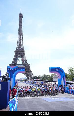 PARIGI, FRANCIA - 4 AGOSTO: Ellen van Dijk dei Paesi Bassi, Demi Vollering dei Paesi Bassi, Marianne Vos dei Paesi Bassi, Lorena Wiebes dei Paesi Bassi che gareggia nella gara di strada femminile durante il giorno 9 di Cycling Road - Giochi Olimpici Parigi 2024 al Trocadero il 4 agosto 2024 a Parigi, Francia. (Foto di Andre Weening/Orange Pictures) Foto Stock