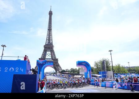 PARIGI, FRANCIA - 4 AGOSTO: Ellen van Dijk dei Paesi Bassi, Demi Vollering dei Paesi Bassi, Marianne Vos dei Paesi Bassi, Lorena Wiebes dei Paesi Bassi che gareggia nella gara di strada femminile durante il giorno 9 di Cycling Road - Giochi Olimpici Parigi 2024 al Trocadero il 4 agosto 2024 a Parigi, Francia. (Foto di Andre Weening/Orange Pictures) Foto Stock