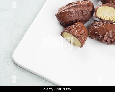 Barrette di gelato al cioccolato con pralina al cocco e burro di pistacchio Foto Stock