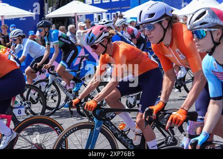 PARIGI, FRANCIA - 4 AGOSTO: Ellen van Dijk dei Paesi Bassi, Demi Vollering dei Paesi Bassi, Marianne Vos dei Paesi Bassi, Lorena Wiebes dei Paesi Bassi che gareggia nella gara di strada femminile durante il giorno 9 di Cycling Road - Giochi Olimpici Parigi 2024 al Trocadero il 4 agosto 2024 a Parigi, Francia. (Foto di Andre Weening/Orange Pictures) Foto Stock