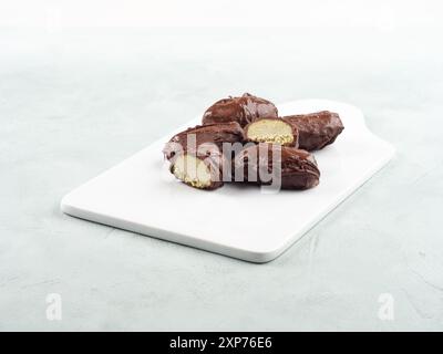 Barrette di gelato al cioccolato con pralina al cocco e burro di pistacchio Foto Stock