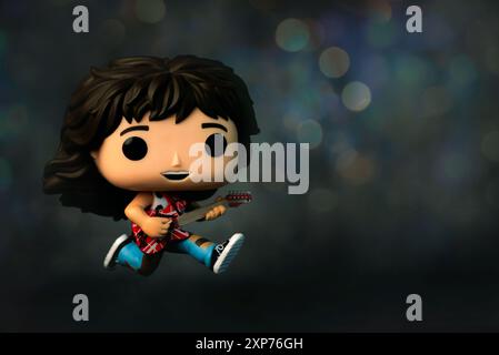 Figura Funko POP in vinile di Eddie Van Halen cantante e chitarrista del gruppo heavy metal Van Halen su sfondo scuro. Editoriale illustrativo di Funk Foto Stock