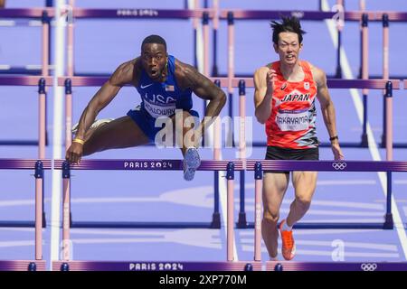 Grant Holloway, a sinistra, del Team USA gareggia accanto a Shunya Takayama del Team Japan durante i 110 metri ostacoli del primo round dello Stade de France durante i Giochi Olimpici estivi di Parigi del 2024 a Parigi, Francia, domenica 4 agosto 2024. Foto di Paul Hanna/UPI Foto Stock