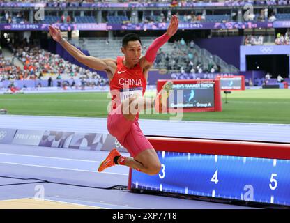 Parigi, Francia. 4 agosto 2024. Jianan Wang della Cina salta durante la qualifica di salto lungo maschile alla competizione di atletica leggera delle Olimpiadi estive 2024 allo Stade de France, a Parigi, Francia, domenica 4 agosto, 2024. foto di Maya Vidon-White/UPI credito: UPI/Alamy Live News Foto Stock