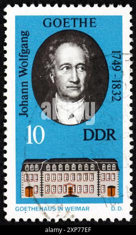 GERMANIA - CIRCA 1973: Un francobollo stampato in Germania mostra Johann Wolfgang von Goethe (1749-1832), e la sua casa a Weimar, intorno al 1973 Foto Stock