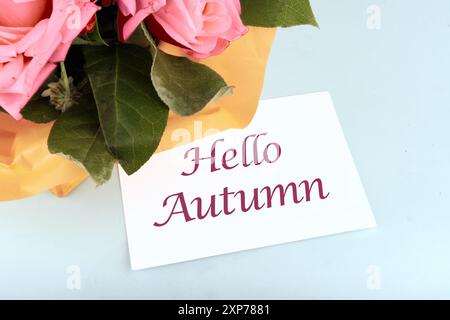 Parole Ciao Autunno l'iscrizione sul biglietto da visita nella composizione con i fiori Foto Stock