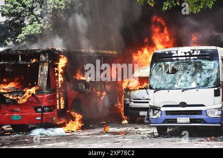 DATA RECORD NON DICHIARATA gli studenti protestano contro il sistema di quote nei posti di lavoro governativi a Dacca, i manifestanti del Bangladesh bloccano l'incrocio stradale durante una protesta a Dacca il 4 agosto 2024, per chiedere giustizia per le vittime arrestate e uccise nella recente violenza nazionale durante le proteste anti-quota. Il bilancio delle vittime degli scontri del 4 agosto tra i manifestanti del Bangladesh che chiedono le dimissioni del primo ministro Sheikh Hasina e i sostenitori filo-governativi è salito ad almeno 23, hanno detto polizia e medici. Dhaka Distretto di Dhaka Bangladesh Copyright: XHabiburxRahmanx Foto Stock