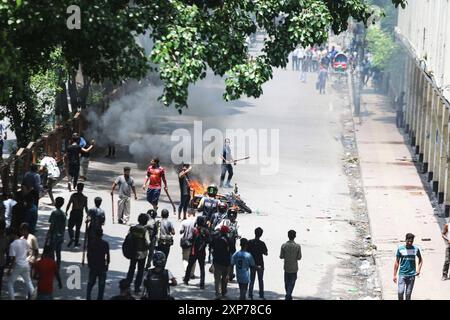 DATA RECORD NON DICHIARATA gli studenti protestano contro il sistema di quote nei posti di lavoro governativi a Dacca, i manifestanti del Bangladesh bloccano l'incrocio stradale durante una protesta a Dacca il 4 agosto 2024, per chiedere giustizia per le vittime arrestate e uccise nella recente violenza nazionale durante le proteste anti-quota. Il bilancio delle vittime degli scontri del 4 agosto tra i manifestanti del Bangladesh che chiedono le dimissioni del primo ministro Sheikh Hasina e i sostenitori filo-governativi è salito ad almeno 23, hanno detto polizia e medici. Dhaka Distretto di Dhaka Bangladesh Copyright: XHabiburxRahmanx Foto Stock